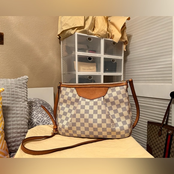 Traded** Louis Vuitton crossbody bag - Picture 14 of 16